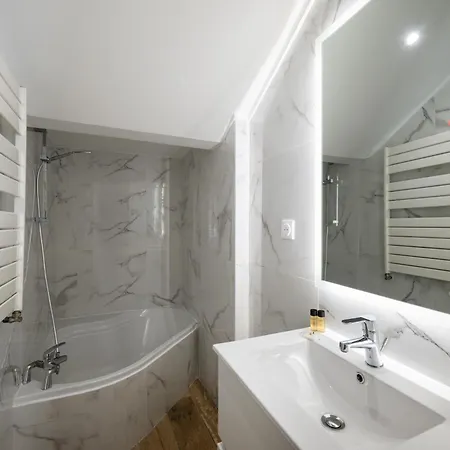 Maison De Familiale, 5 Chambres, Terrasse, A 20 Minutes Du Centre Nice