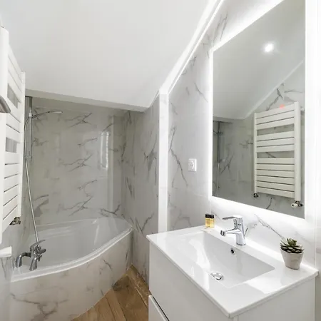 Maison De Familiale, 5 Chambres, Terrasse, A 20 Minutes Du Centre Nice