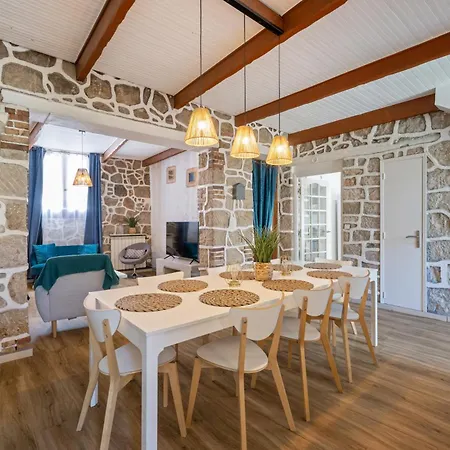 Holiday home Maison De Familiale, 5 Chambres, Terrasse, A 20 Minutes Du Centre Nice